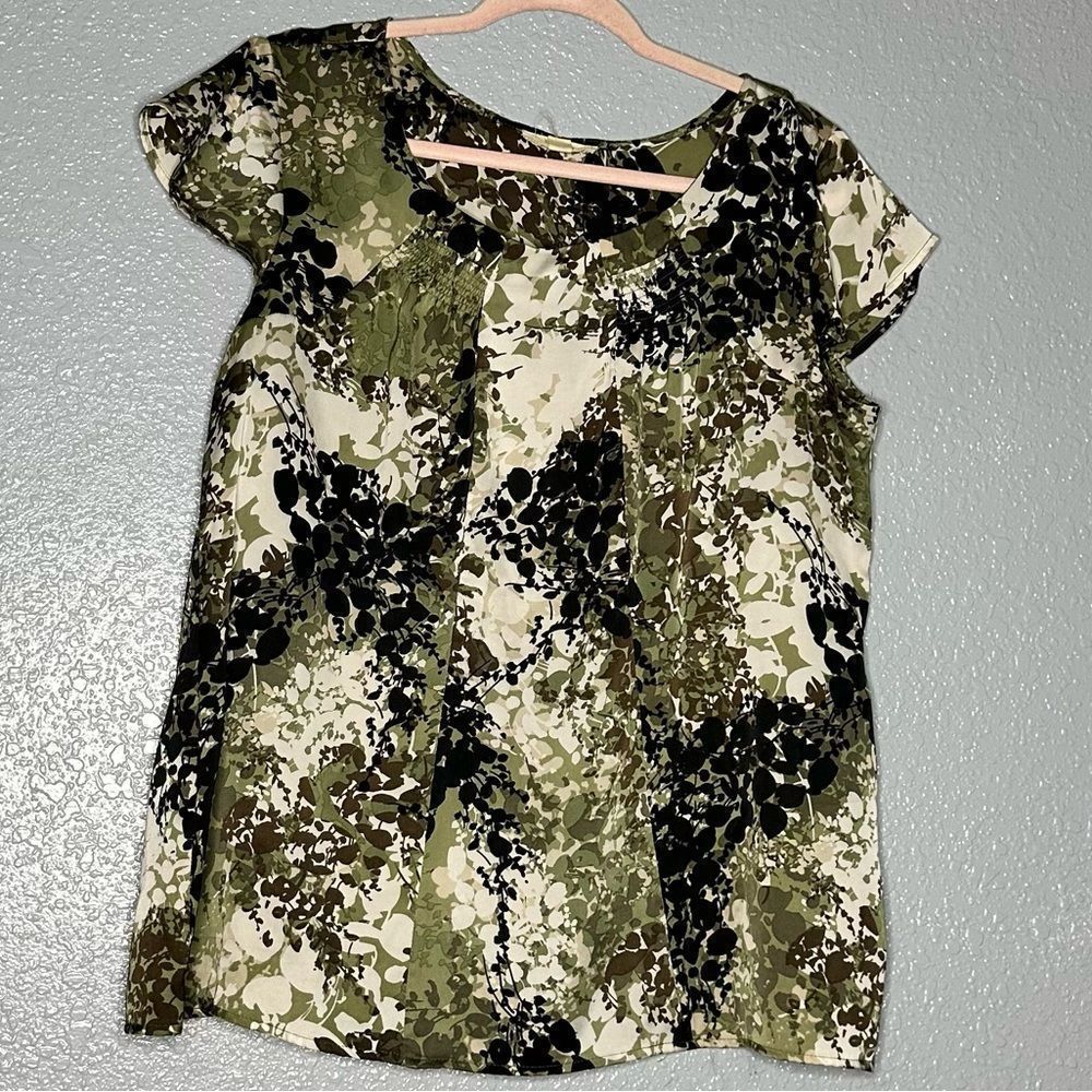 Brina & Em Green Camo Flower Blouse. Size PXL